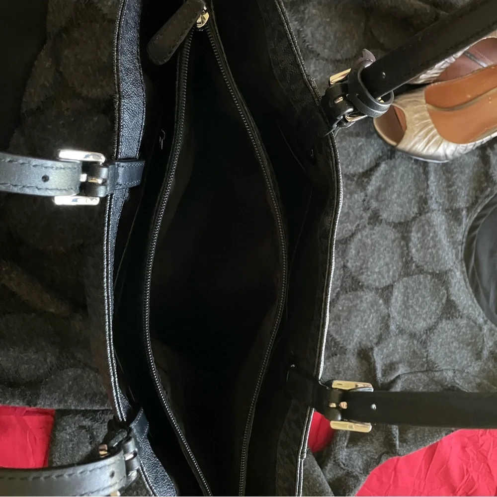 MICHAEL Michael Kors
East-West Monogram Zip Tote Bag  NWOT - Picture 11 of 16